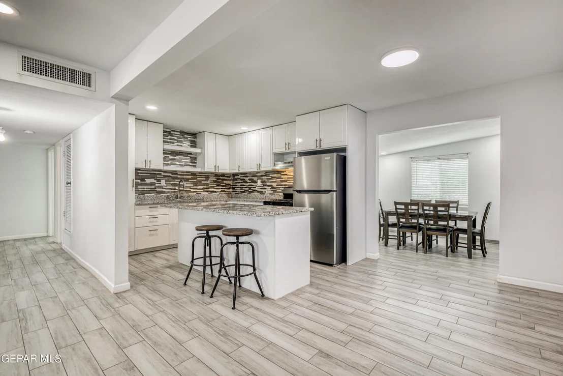 Photo of 232 E BORDERLAND Road