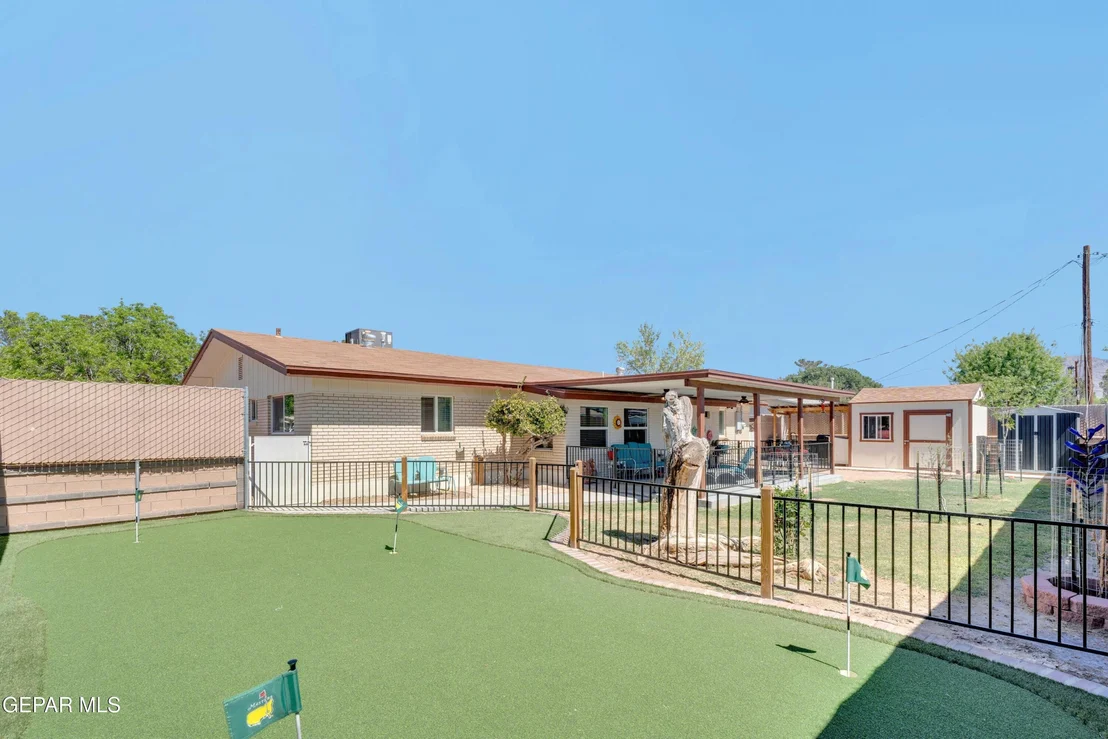 Photo of 400 Perth Court