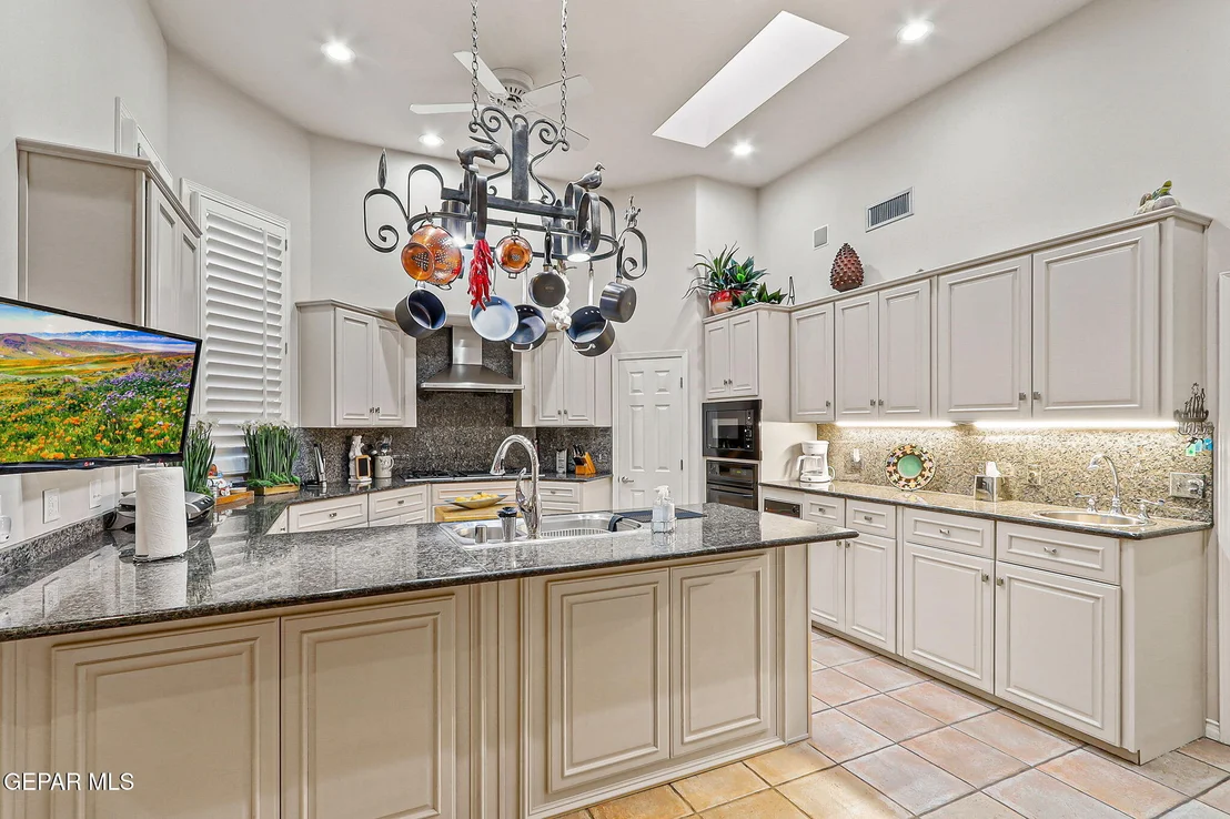 Photo of 1039 LOS JARDINES Circle