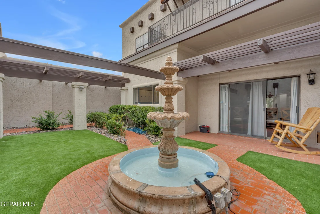 Photo of 425 VALPLANO Drive