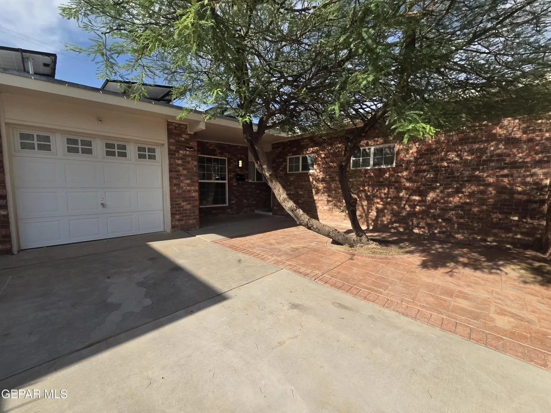 Photo of 5121 JULIANDRA Avenue