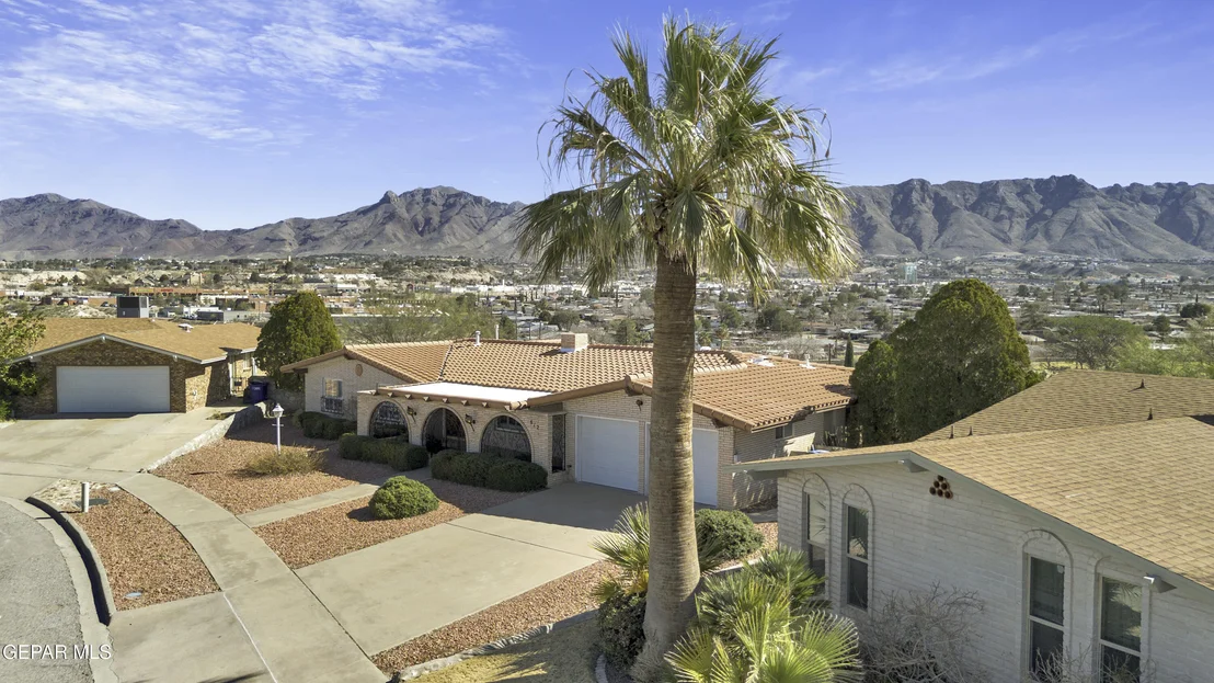 Photo of 612 SOMERSET Drive