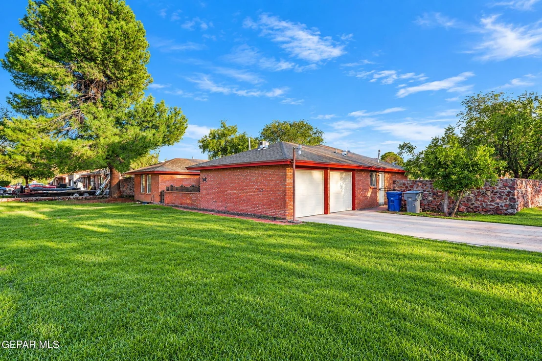 Photo of 220 SERRANIA Drive