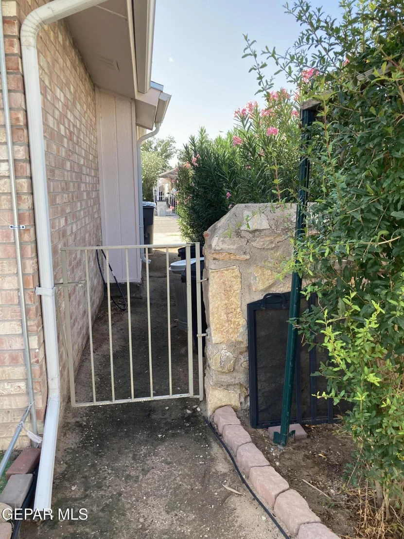 Photo of 9145 BUR OAK Circle
