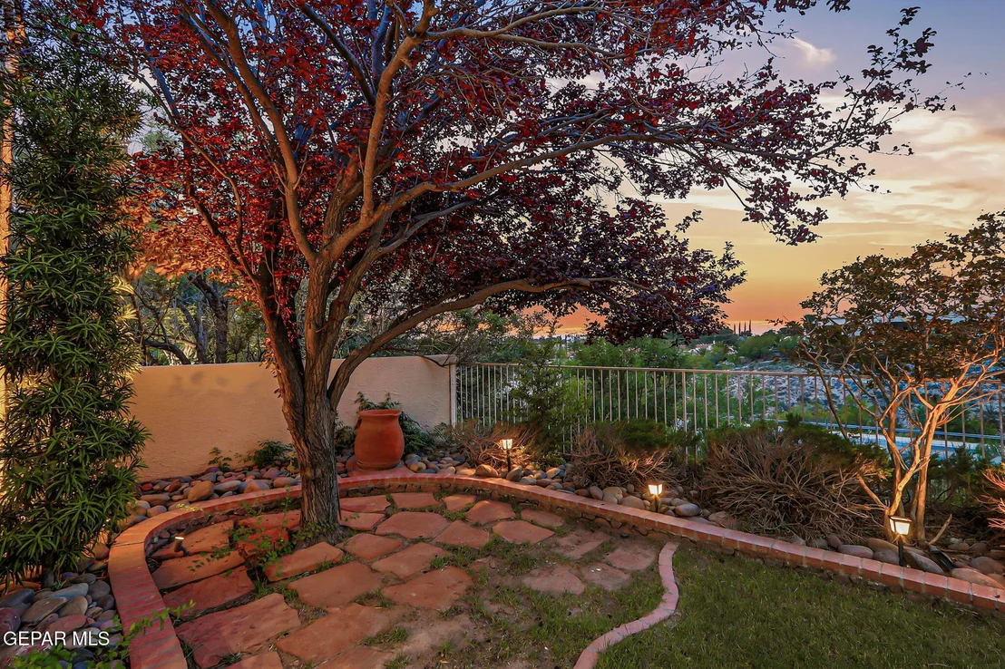 Photo of 1013 LOS JARDINES Circle