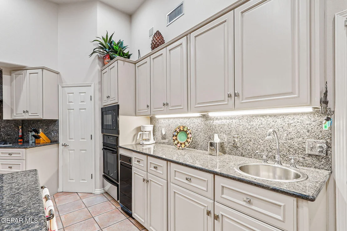 Photo of 1039 LOS JARDINES Circle