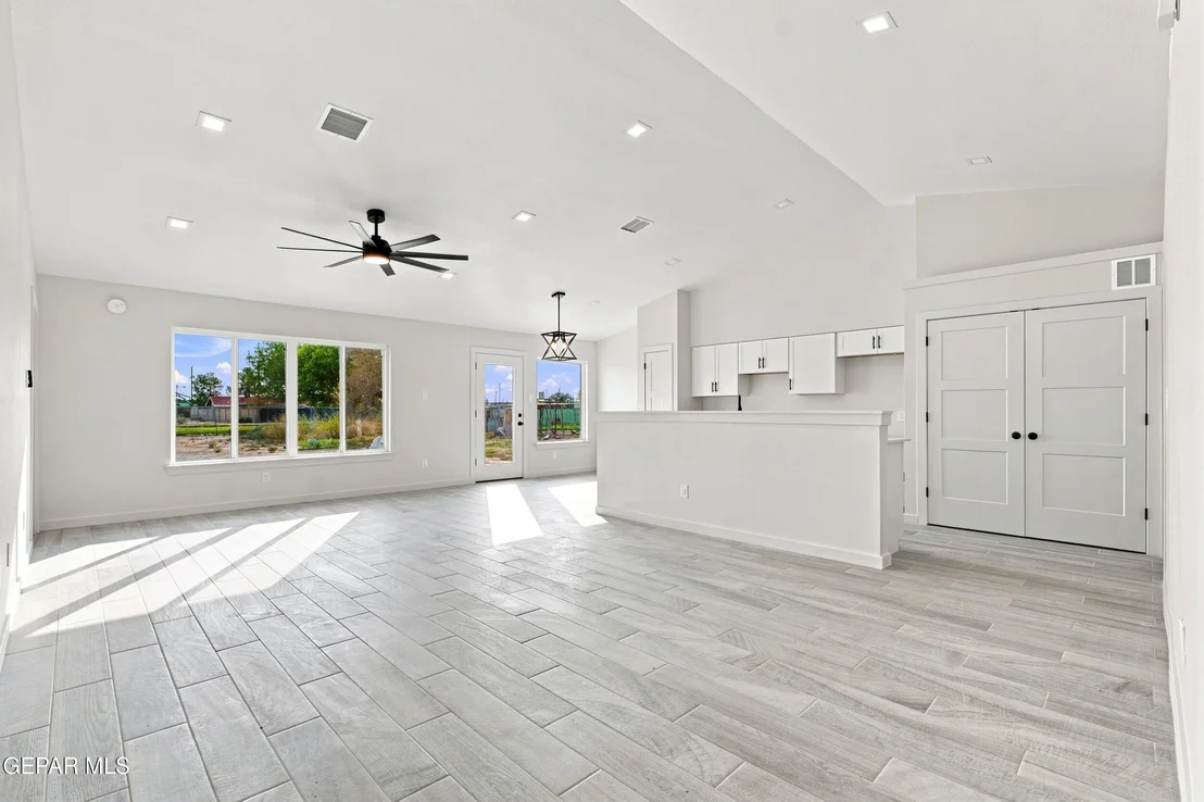 Photo of 11571 Riverside Road