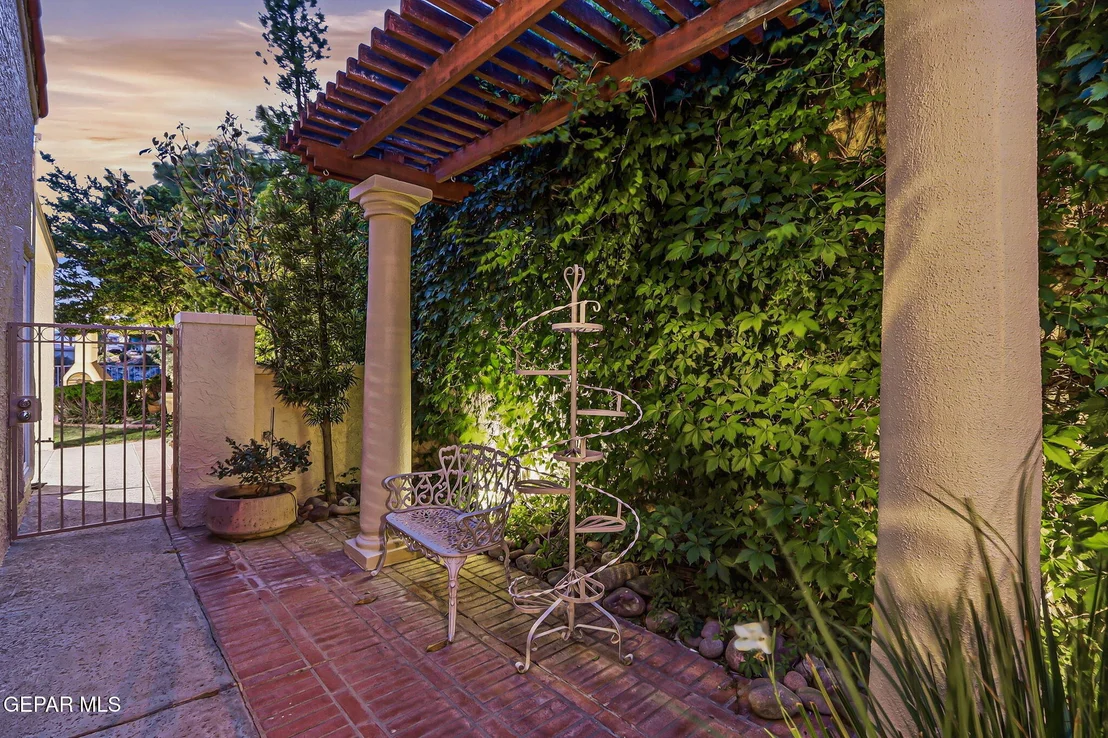 Photo of 1013 LOS JARDINES Circle