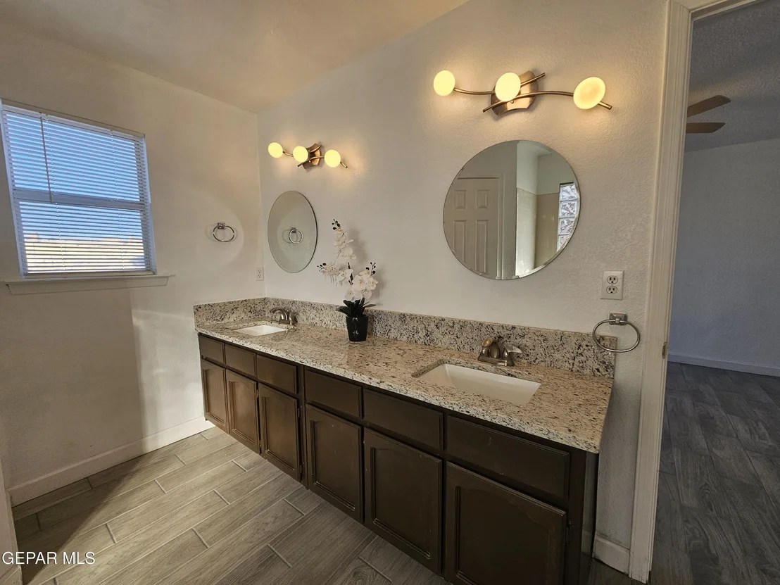 Photo of 2155 SUN MANOR Drive
