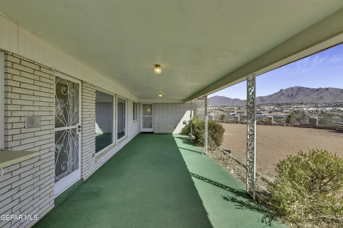 Photo of 612 SOMERSET Drive