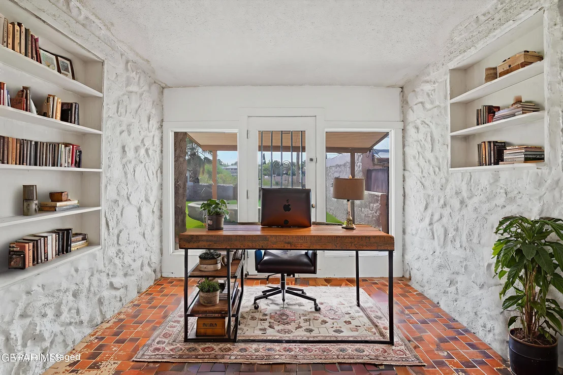 Photo of 810 MESITA Drive