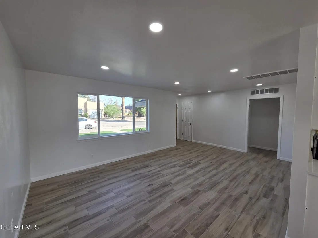 Photo of 1221 MEADOWVIEW Drive