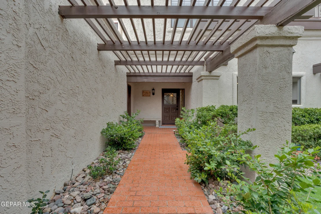 Photo of 425 VALPLANO Drive