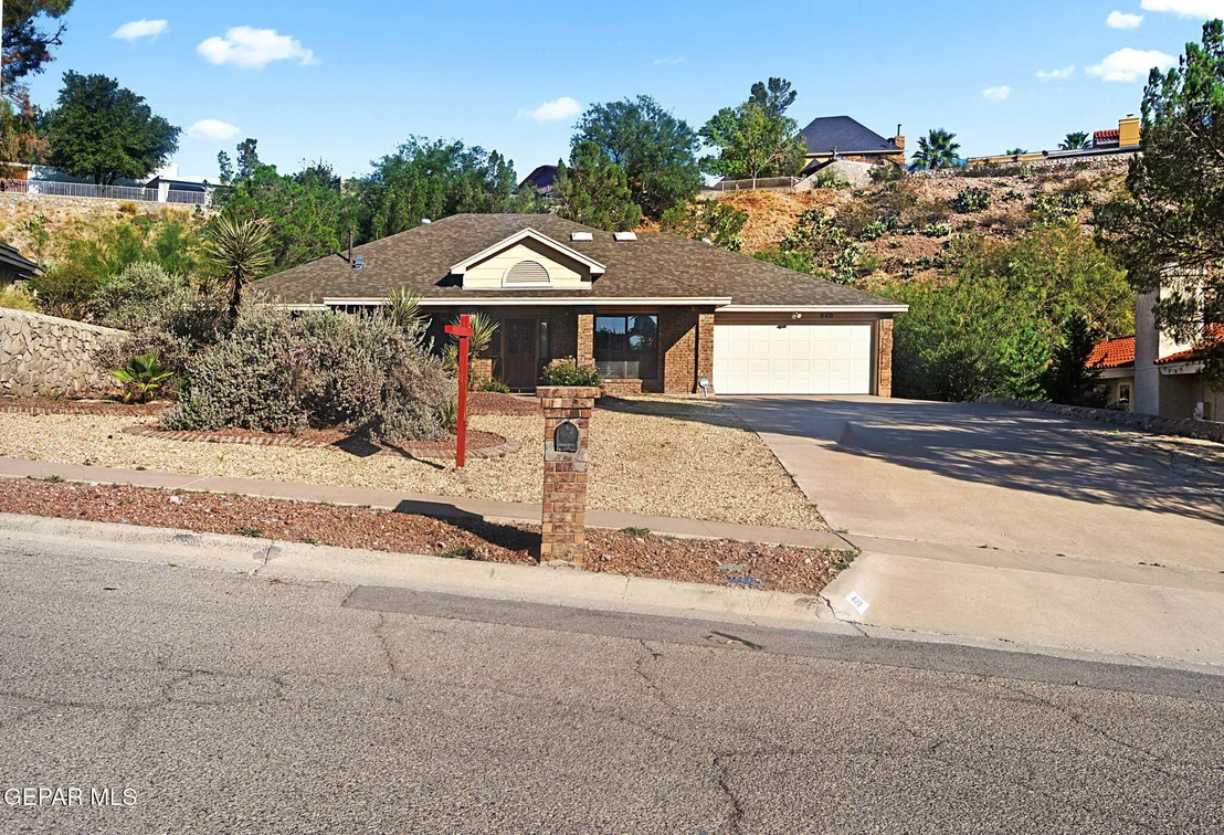Photo of 860 HEMPSTEAD Drive
