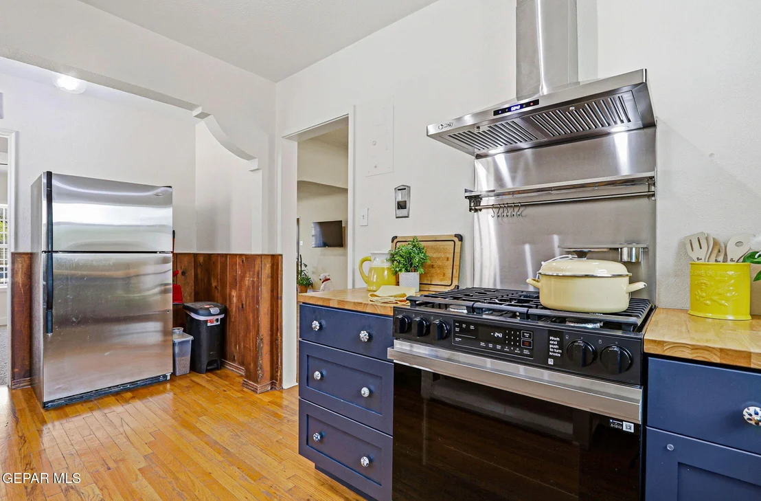 Photo of 2037 CRESCENT Circle