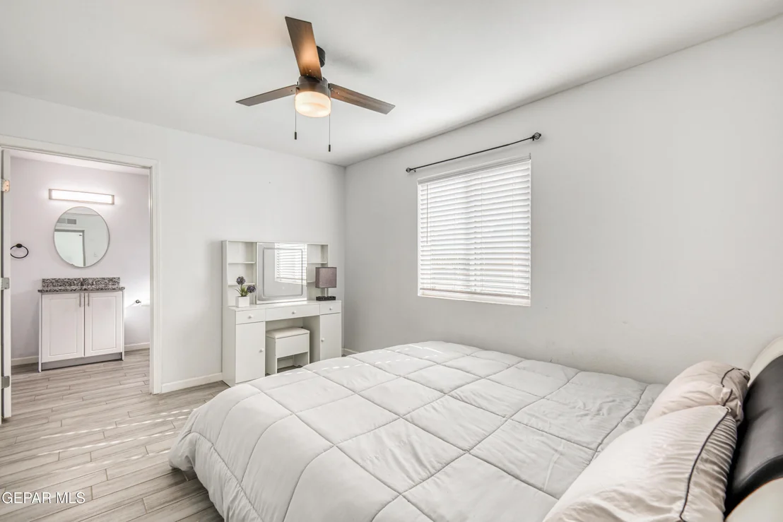 Photo of 232 E BORDERLAND Road