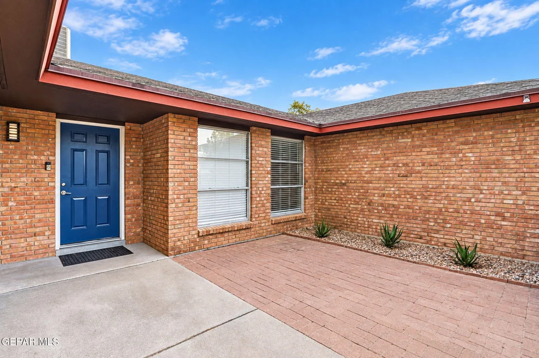 Photo of 220 SERRANIA Drive