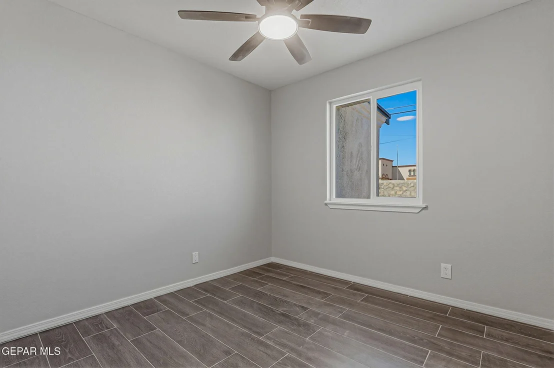 Photo of 261 GLADYS Avenue
