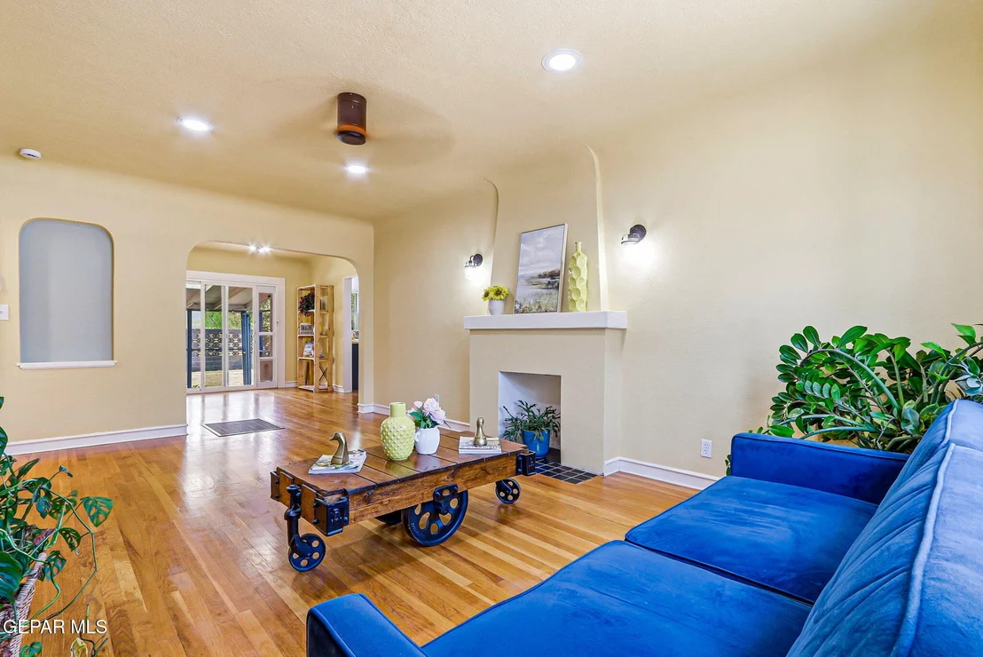 Photo of 2037 CRESCENT Circle