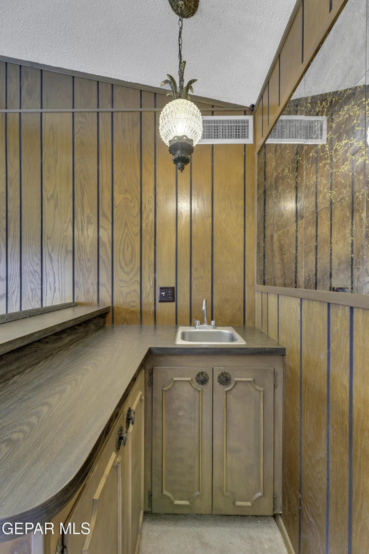 Photo of 612 SOMERSET Drive