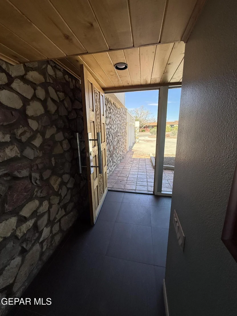 Photo of 912 THUNDERBIRD Drive