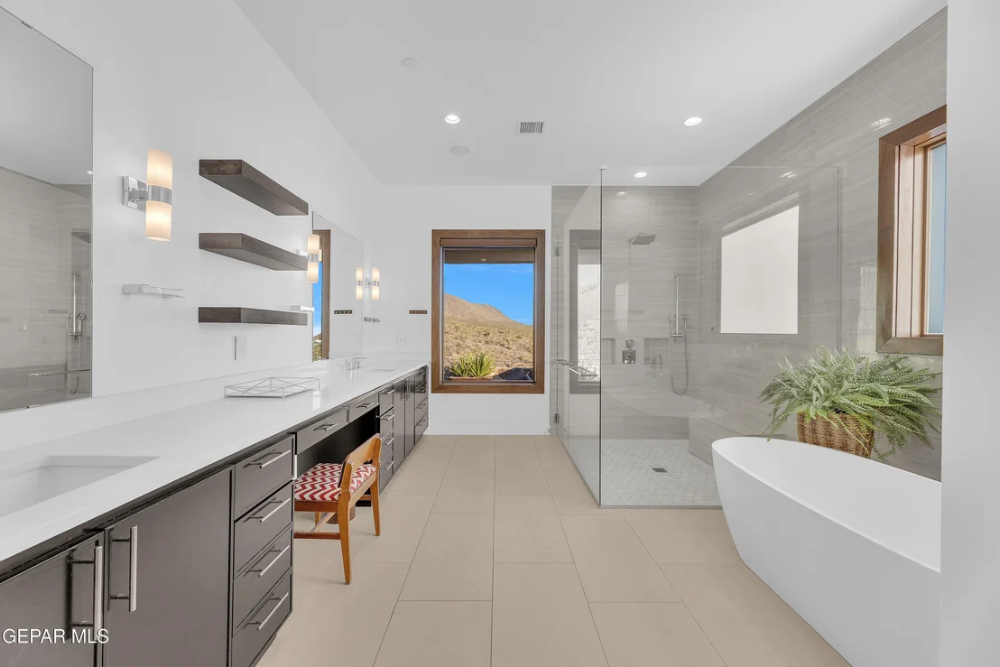 Photo of 386 ROCKY POINTE Drive