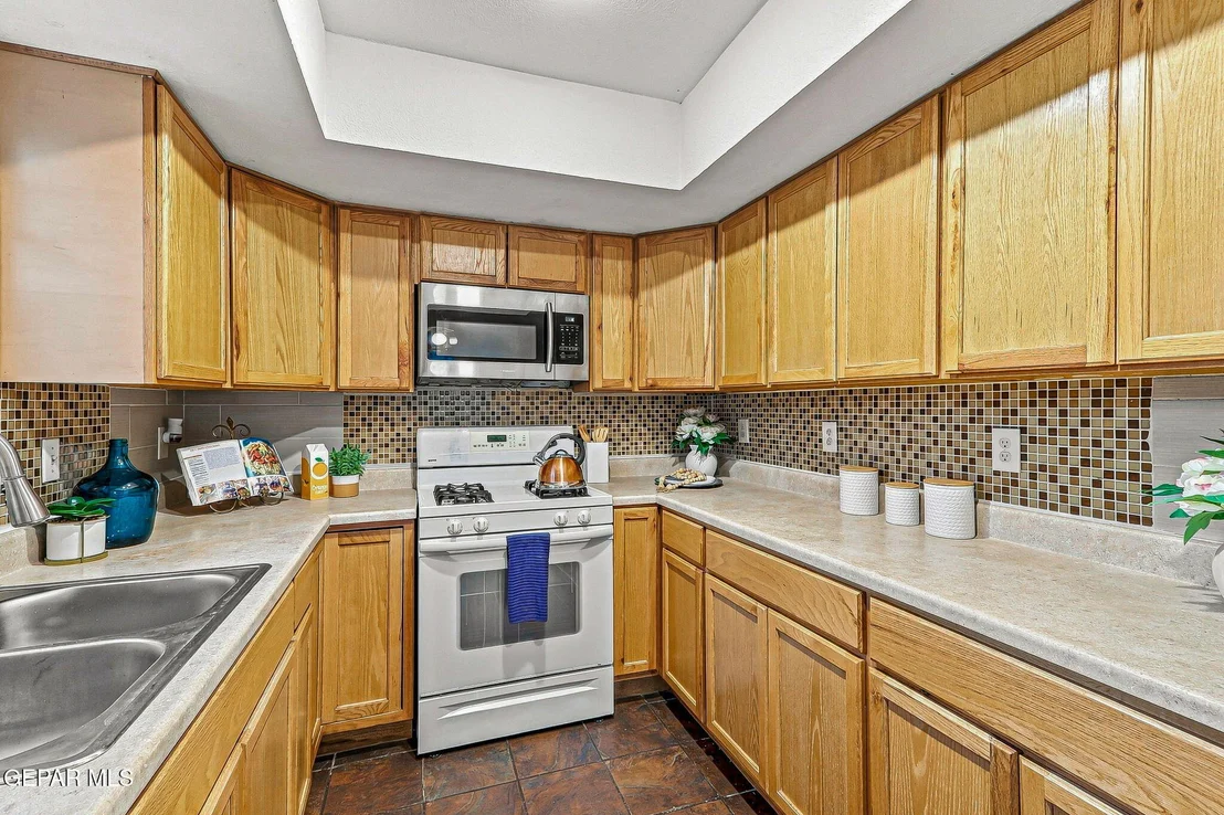 Photo of 7420 LAKEHURST Road