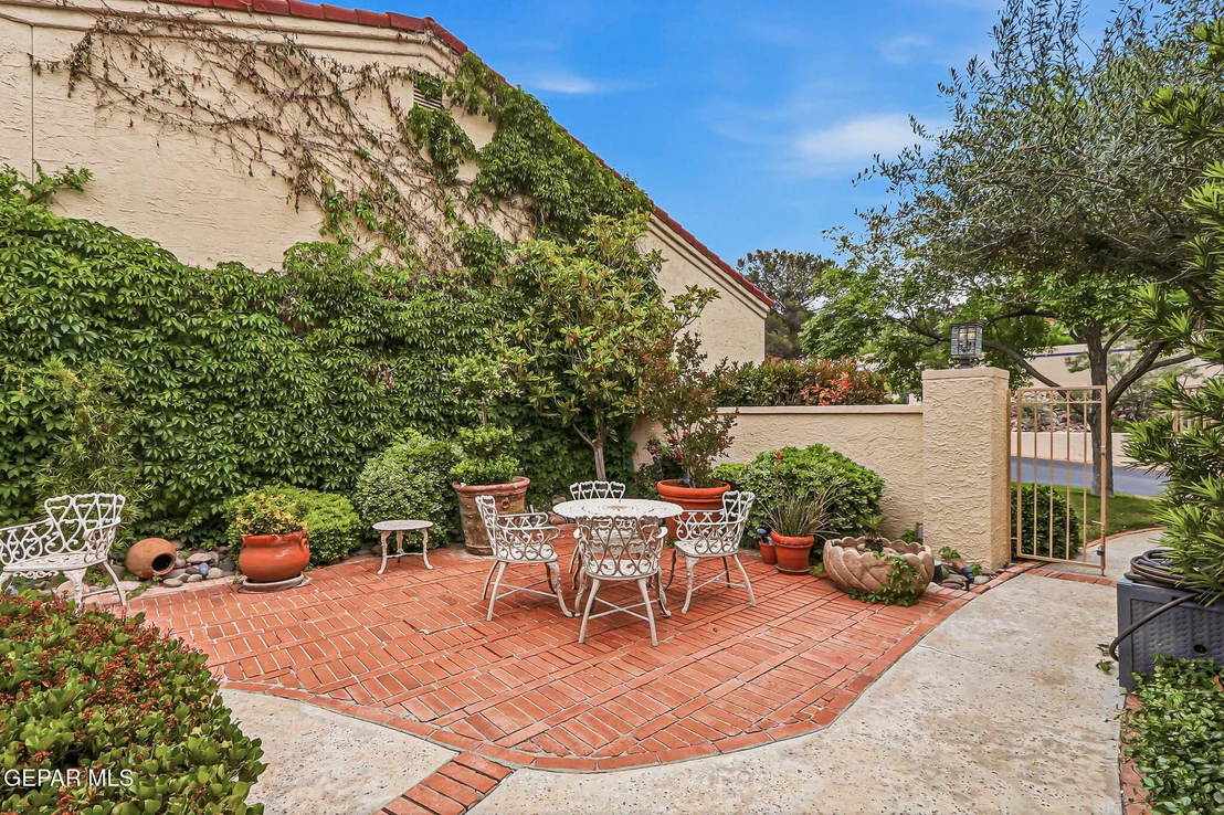 Photo of 1013 LOS JARDINES Circle