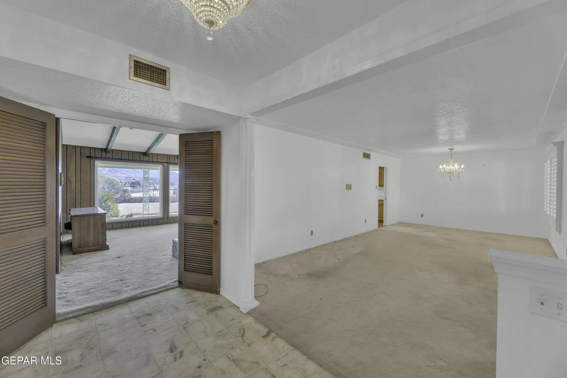 Photo of 612 SOMERSET Drive