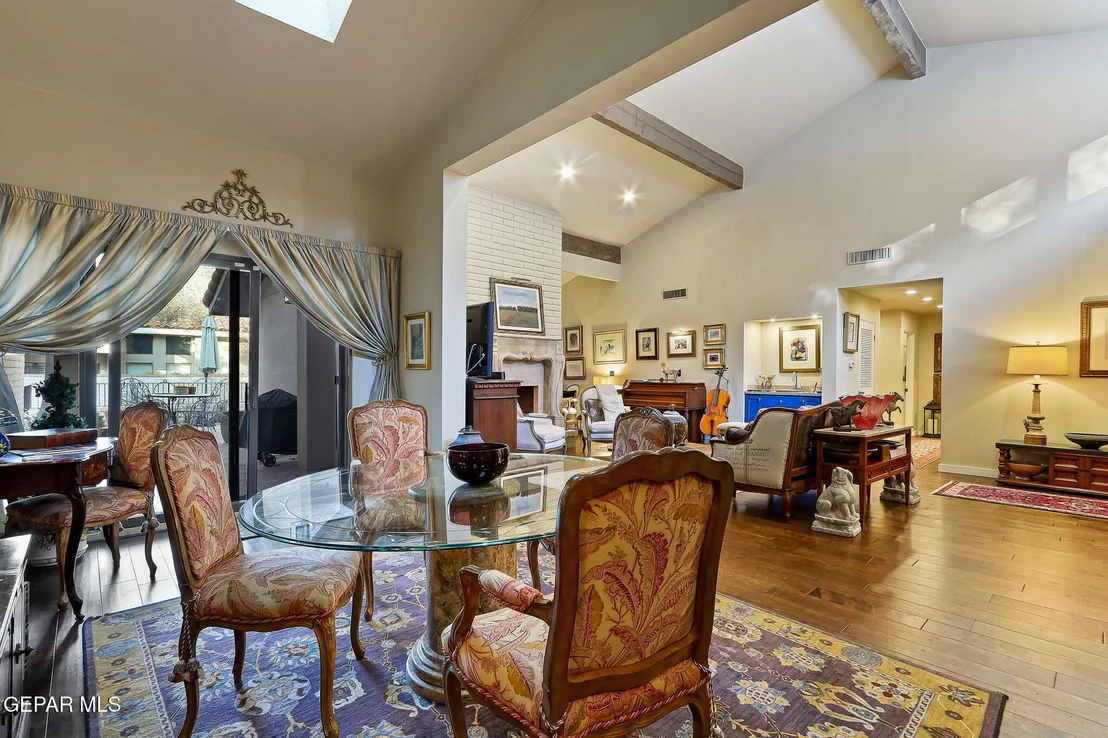 Photo of 821 Lakeway Drive