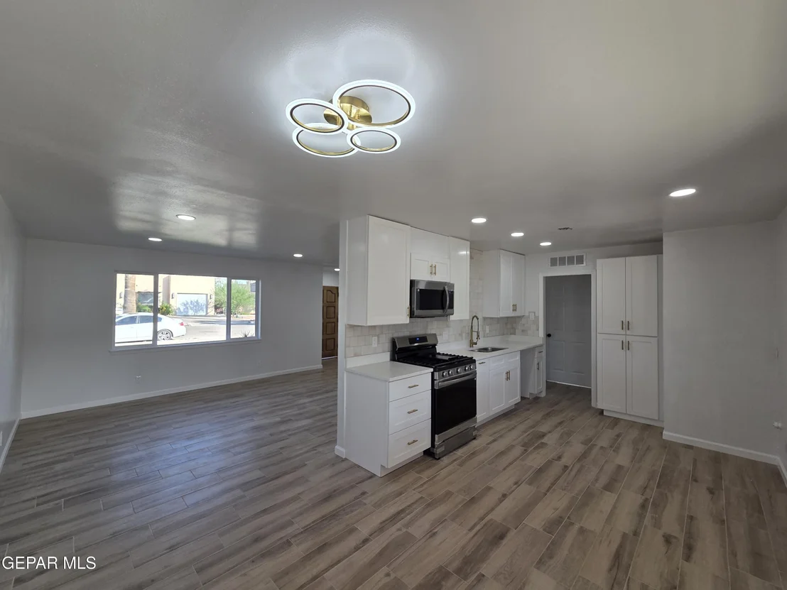 Photo of 1221 MEADOWVIEW Drive
