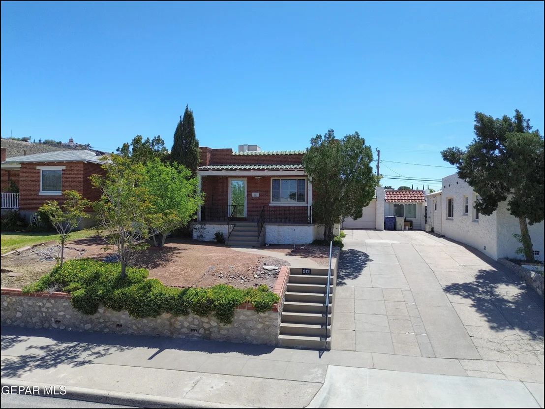 Photo of 912 MESITA Drive