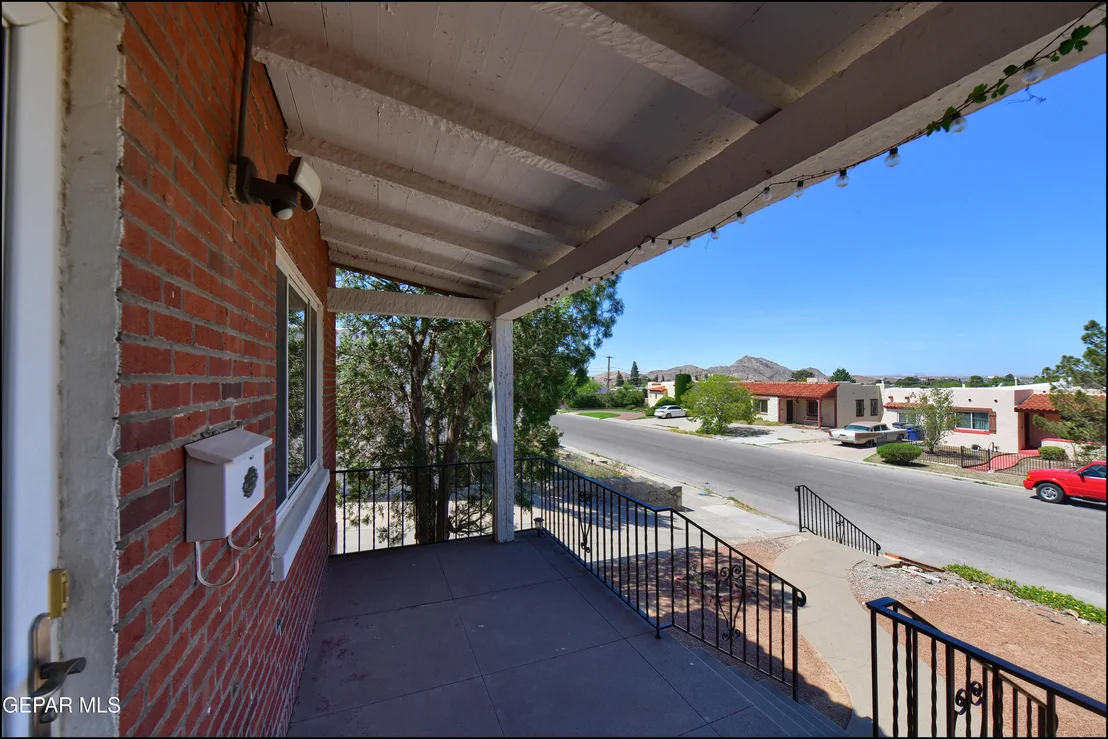 Photo of 912 MESITA Drive