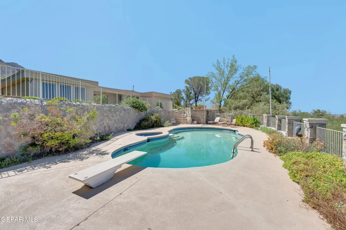 Photo of 913 THUNDERBIRD Drive