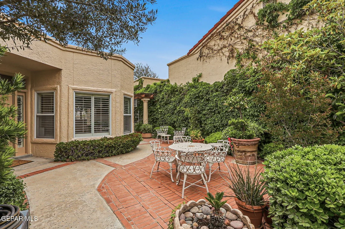 Photo of 1013 LOS JARDINES Circle
