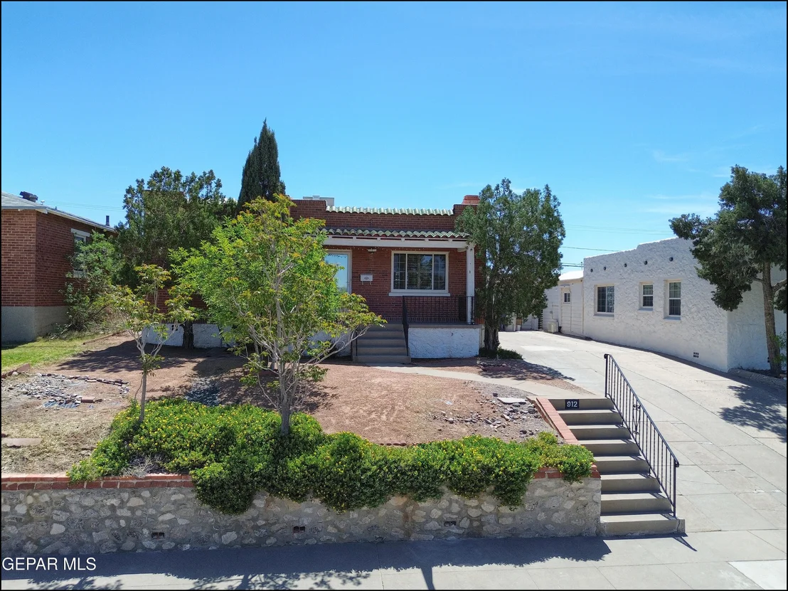 Photo of 912 MESITA Drive