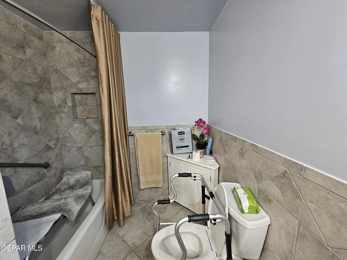 Photo of 800 N G Avenue N