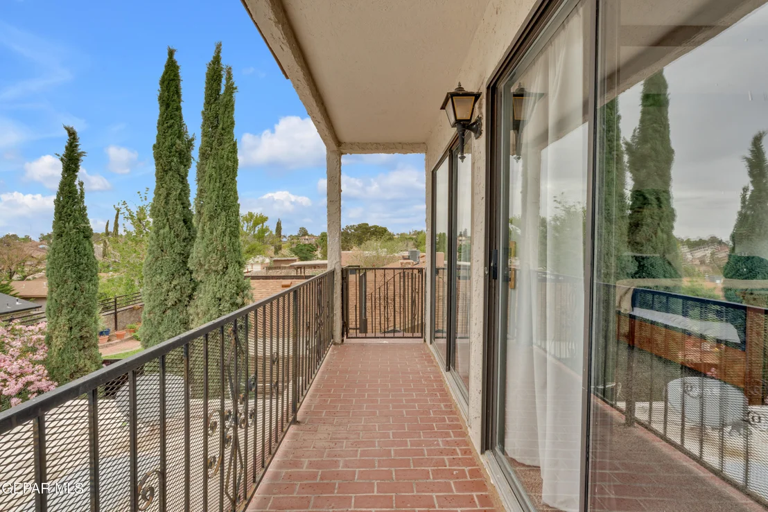 Photo of 425 VALPLANO Drive