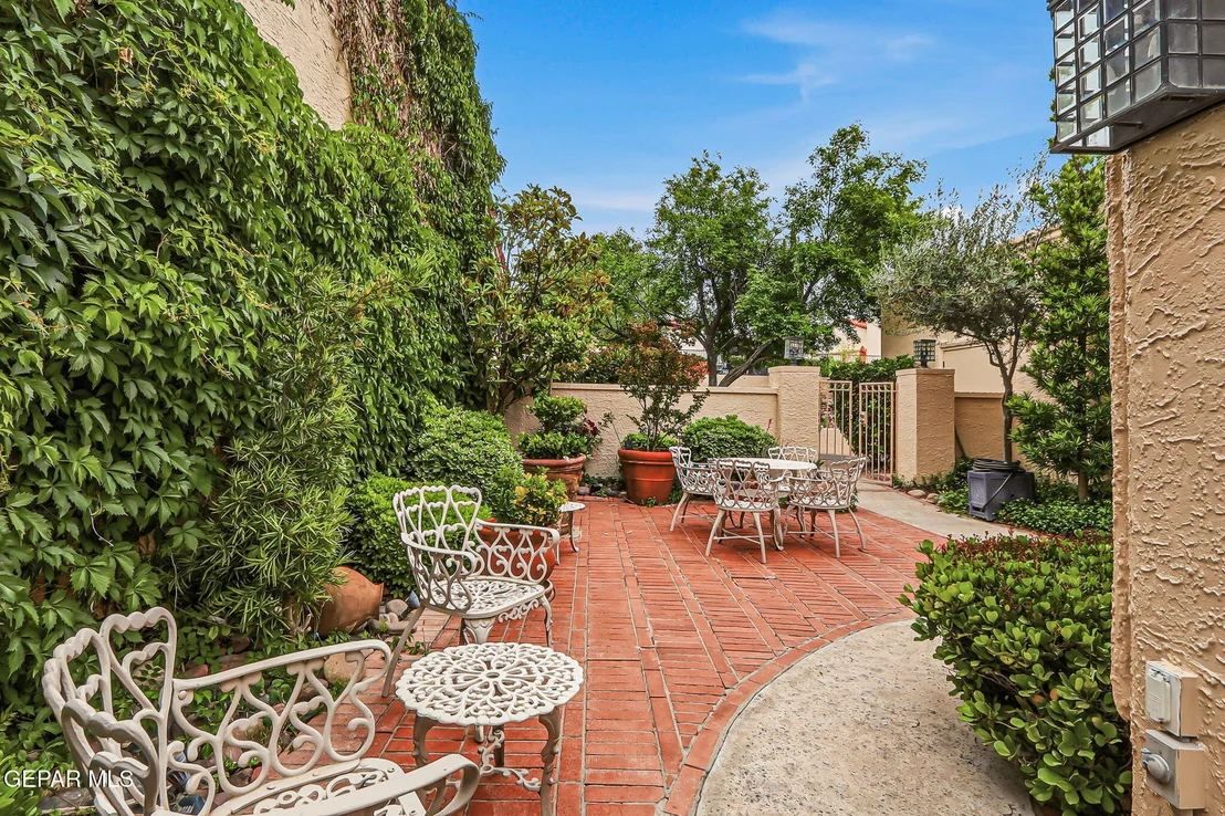 Photo of 1013 LOS JARDINES Circle
