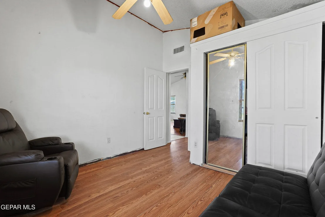 Photo of 5984 CHIPPENDALE Avenue