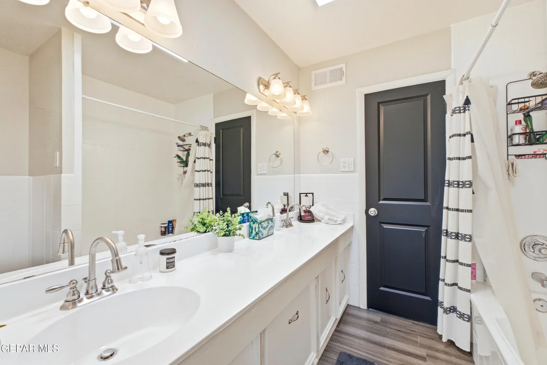 Photo of 224 VIKING Drive
