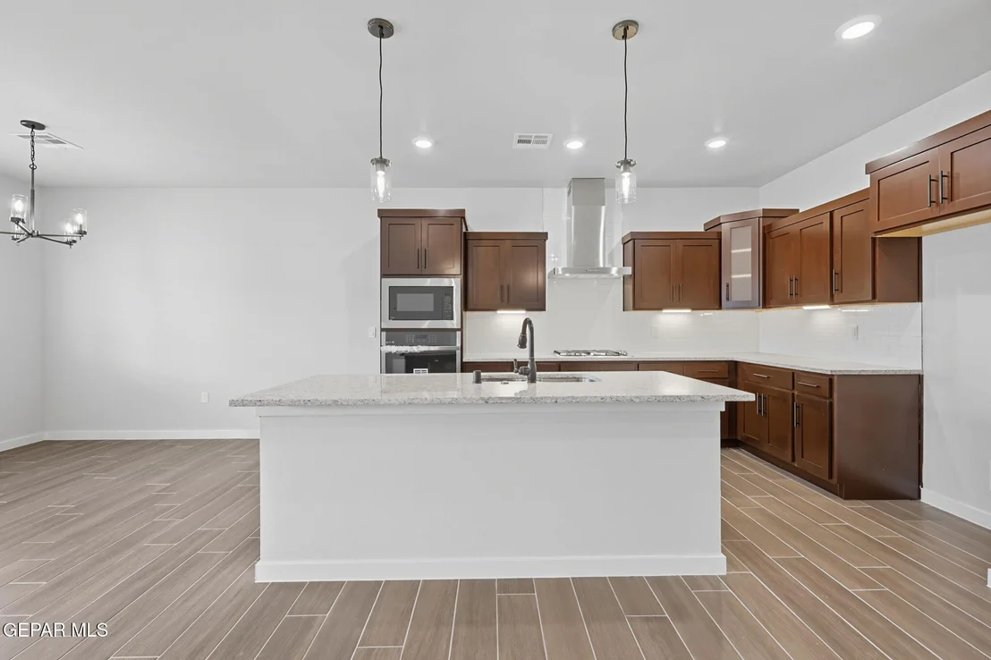 Photo of 925 Nayland Place