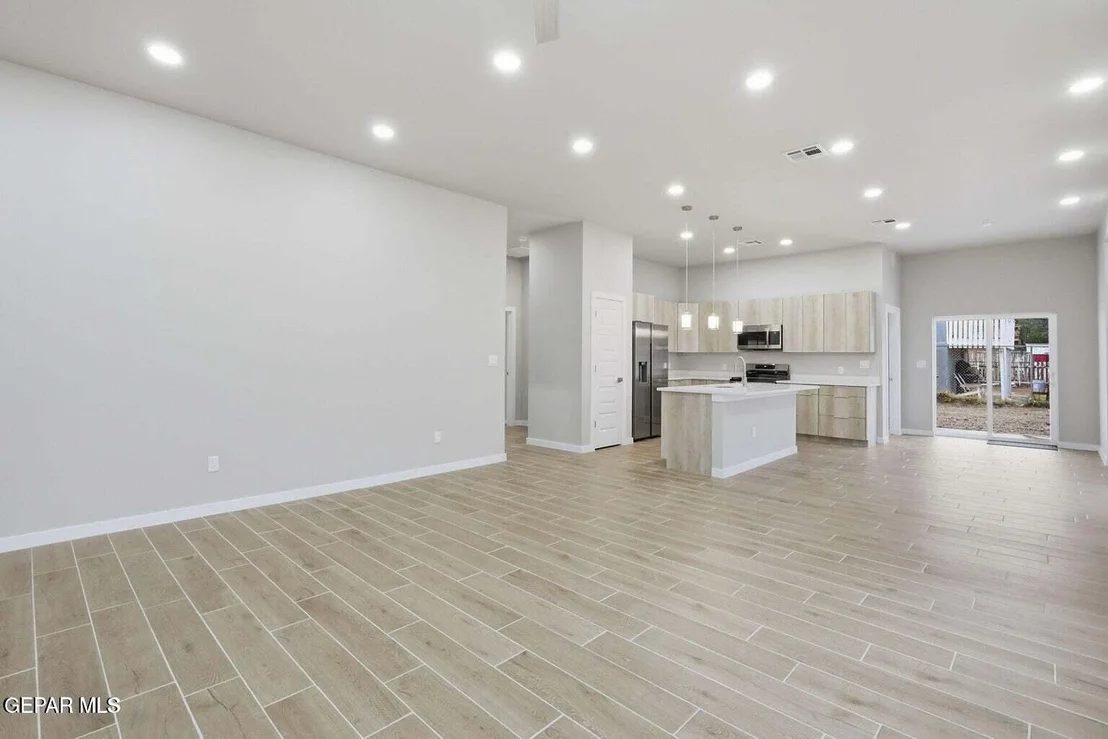 Photo of 4816 TITANIC Avenue