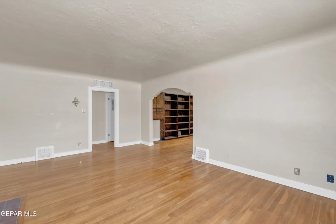 Photo of 412 E BALTIMORE Drive