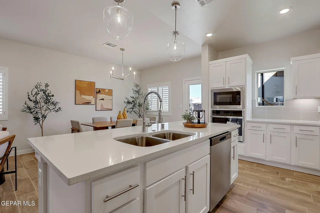 Photo of 924 Nayland Place