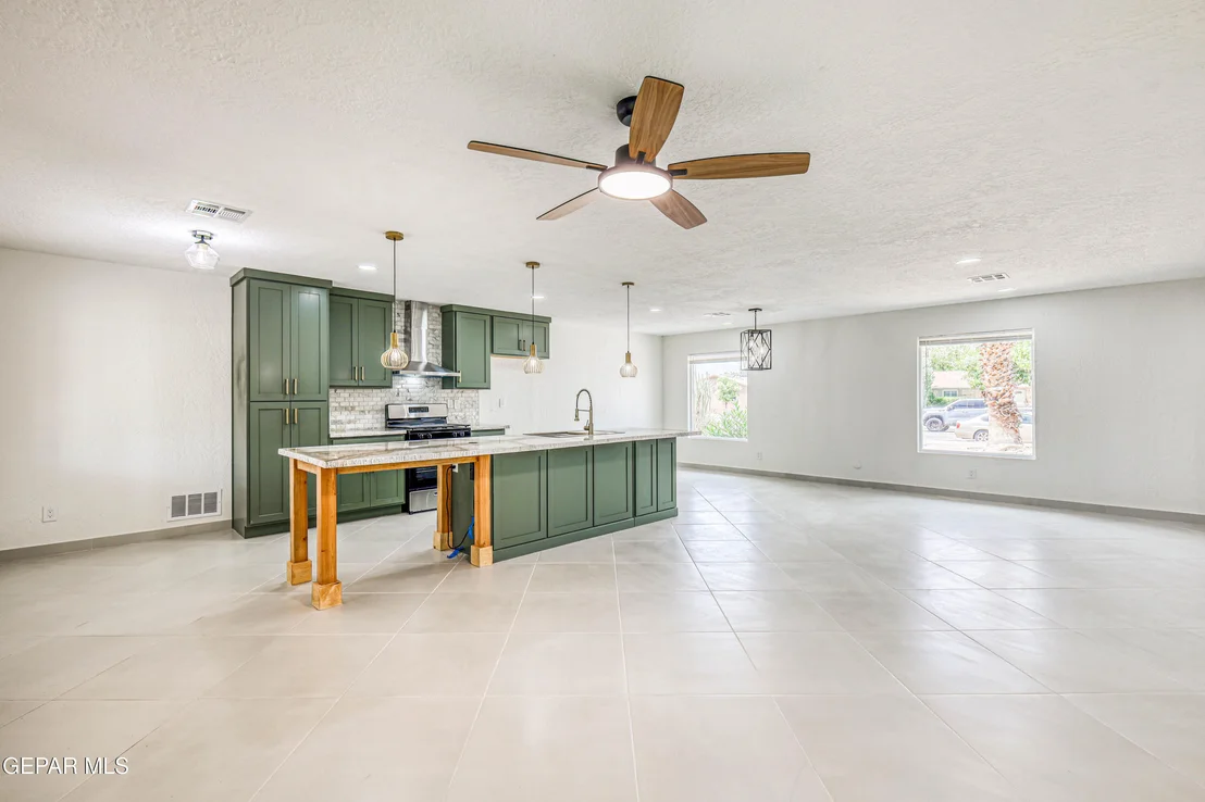 Photo of 712 CARABINAS Way