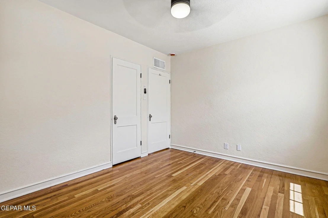 Photo of 2037 CRESCENT Circle
