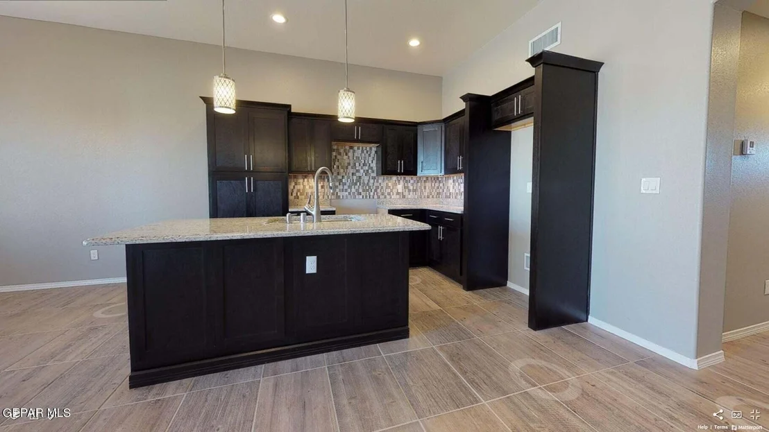Photo of 924 Sandhurst Place