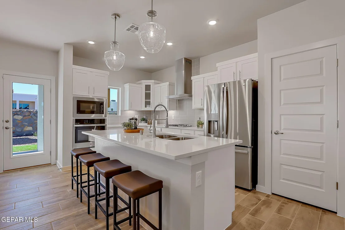Photo of 924 Nayland Place