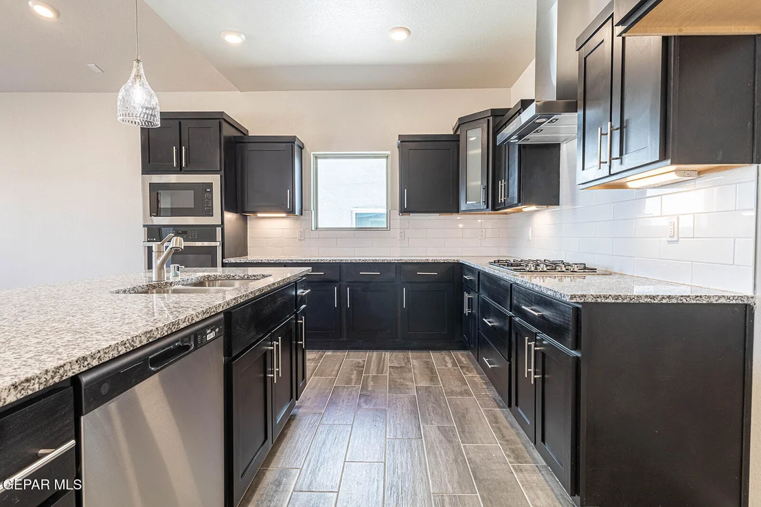 Photo of 933 Nayland Place